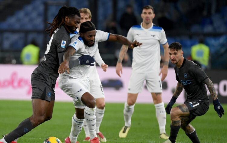 Líder Napoli vuelve a dejarse puntos, el Milan a las puertas de Europa