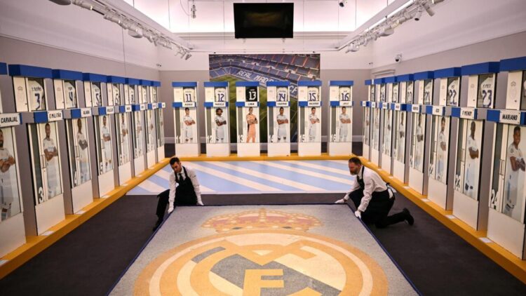 Las taquillas de las estrellas del Real Madrid en el Bernabéu a subasta en Londres