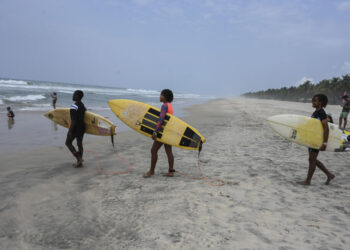 Sin prisa, pero sin pausa, el surf sigue progresando en Costa de Marfil