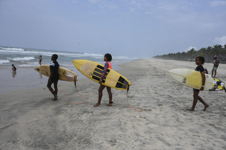 Sin prisa, pero sin pausa, el surf sigue progresando en Costa de Marfil