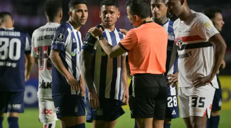Navarro denuncia «xenofobia» de jugador del Sao Paulo en Libertadores