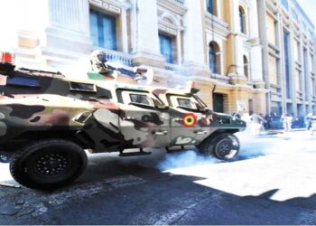No se había visto tanquetas militares en la plaza Murillo desde la crisis de 2019.