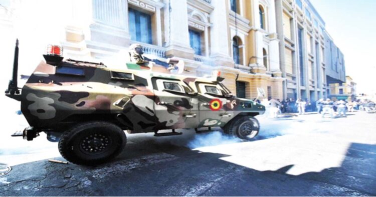No se había visto tanquetas militares en la plaza Murillo desde la crisis de 2019.