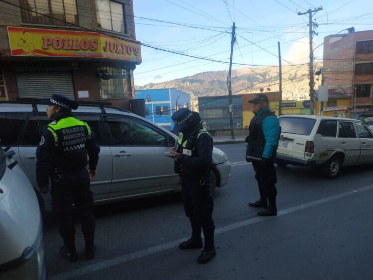 Tensión entre transportistas y funcionarios municipales por control de pasajes