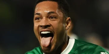 Un Vitor Roque en racha le da el liderato del Brasileirão-Serie A al Palmeiras