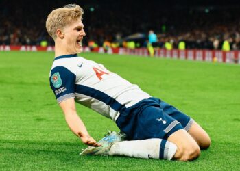 Tottenham se adelanta al Liverpool en Copa de la Liga tras susto con Bentancur