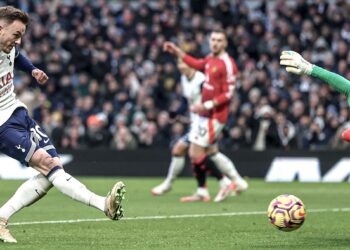 Tottenham gana 1-0 y hunde al Manchester United en la 15ª posición