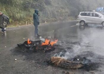 Transportistas inician bloqueo y cortan el paso hacia los Yungas