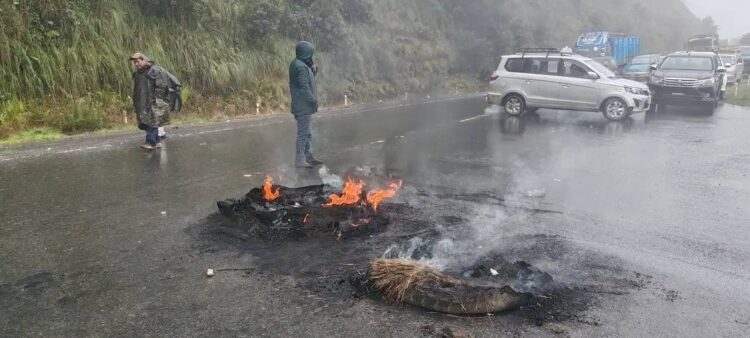 Transportistas inician bloqueo y cortan el paso hacia los Yungas