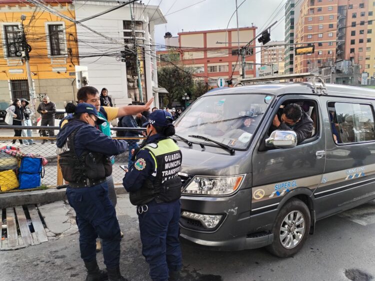 Agresiones entre funcionarios de la Alcaldía y transportistas de La Paz