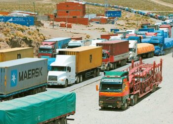 El 70% del transporte pesado paralizado por falta de diésel; denuncian pérdidas y deudas
