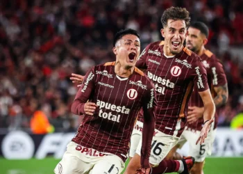 Universitario rescata empate ante River y avanza en la Libertadores