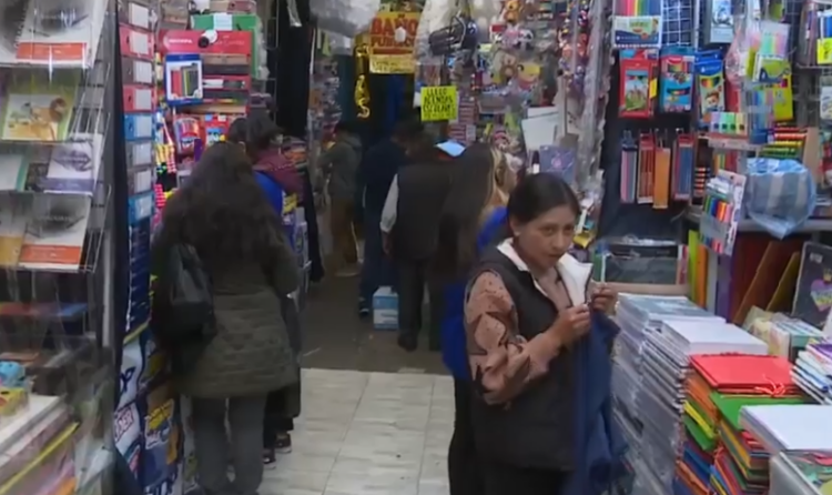 Gobierno se reúne con comerciantes de útiles escolares para evitar alza de precios