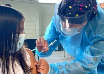 Educación insta a padres de familia vacunar a estudiantes contra el COVID-19 para el retorno seguro a clases.