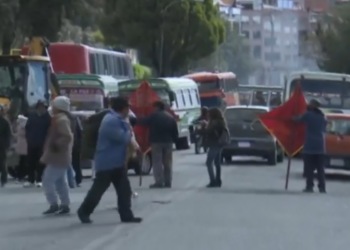 Vecinos de La Portada bloquean avenidas en rechazo al alza de pasaje