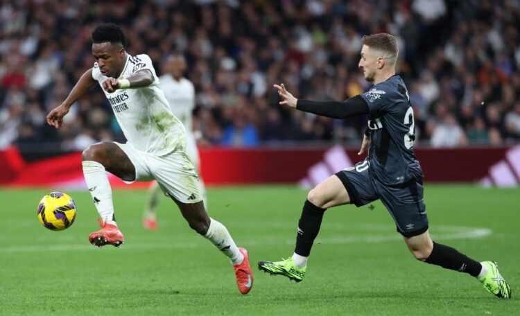 Vinicius y Mbappé guían al Real Madrid en el Bernabéu ante un Rayo valiente