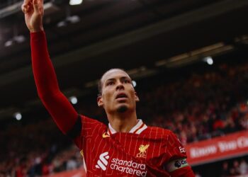 Virgil van Dijk renueva por dos años su contrato con el Liverpool