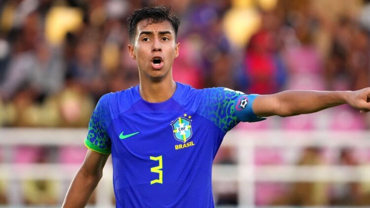 Tras Khusanov, el Manchester City se refuerza con el central brasileño Vitor Reis