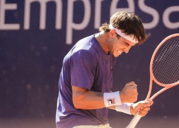 Argentinos Cerúndolo y Etcheverry avanzan a cuartos en el ATP de Santiago