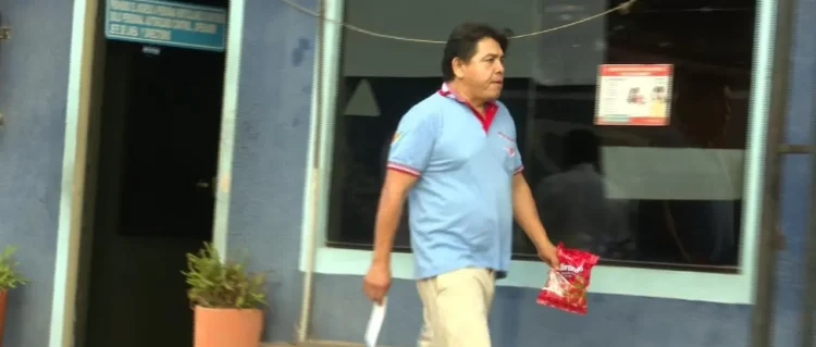 Los micreros suben a sus vehículos con bolsas de dulces
