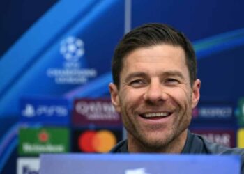 Xabi Alonso bromea con volver a jugar ante ola de lesiones del Leverkusen