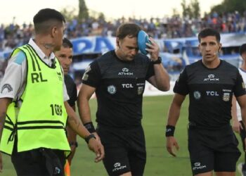 Vuelve la violencia en el fútbol argentino con agresión y suspensión en Mendoza