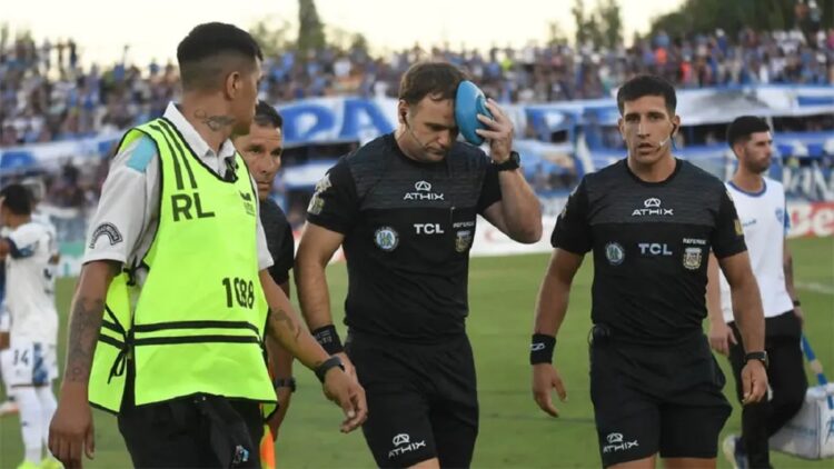 Vuelve la violencia en el fútbol argentino con agresión y suspensión en Mendoza