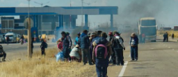 Pobladores saquean diésel de un camión accidentado en localidad de Potosí