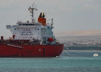 YPFB inicia descarga de 47 millones de litros de gasolina en Chile para aliviar escasez