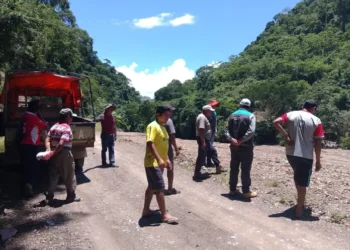 Familias de Zongo retornan a sus hogares tras rebalse del río Coroico