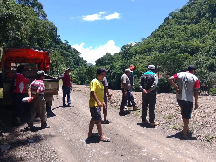 Familias de Zongo retornan a sus hogares tras rebalse del río Coroico