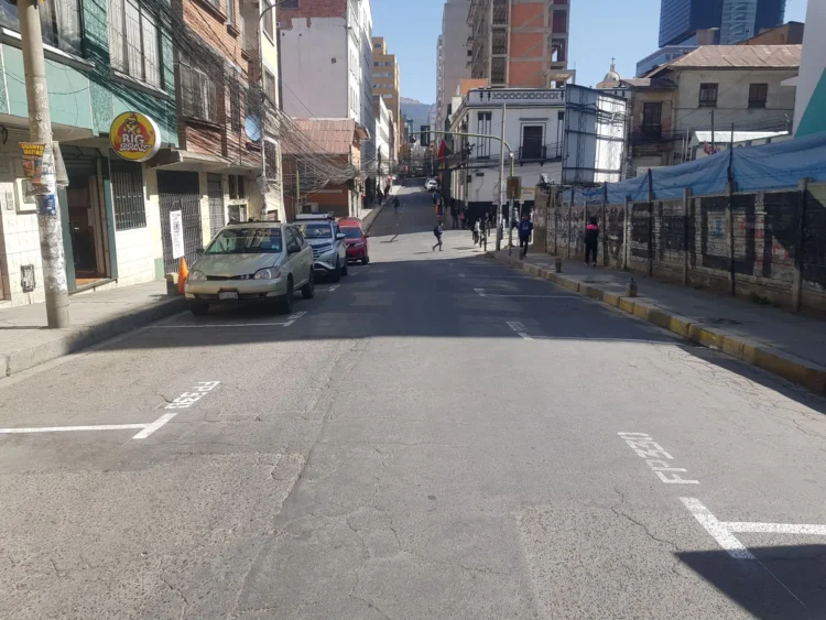Parqueos tarifados de la Alcaldía causan perjuicio en el tráfico vehicular. FOTO: Javier Escalier