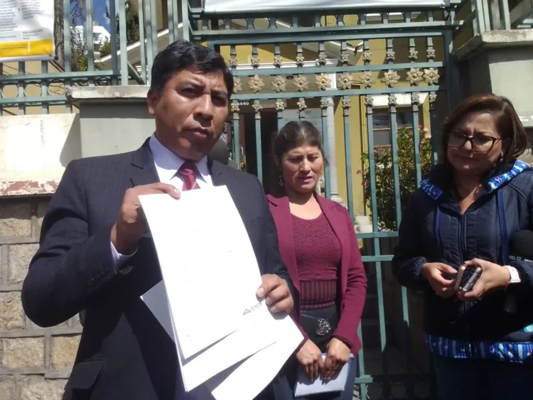Funcionarios de la Alcaldía de El Alto presentan informe en el TSE. FOTO: GAMEA