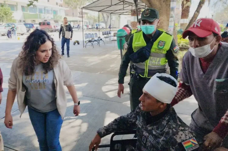 La ministra de Salud, María Renée Castro, acompaña a uno de los heridos. FOTO: Ministerio de Salud