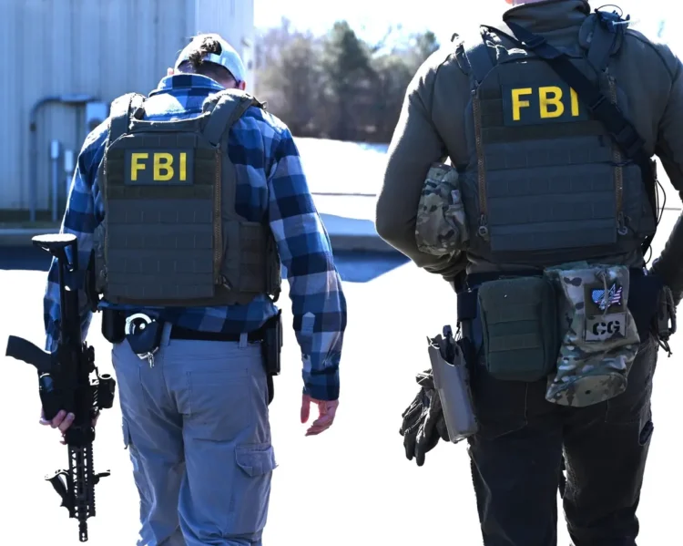 El FBI trabaja en la búsqueda de los sospechosos del ataque/FBI