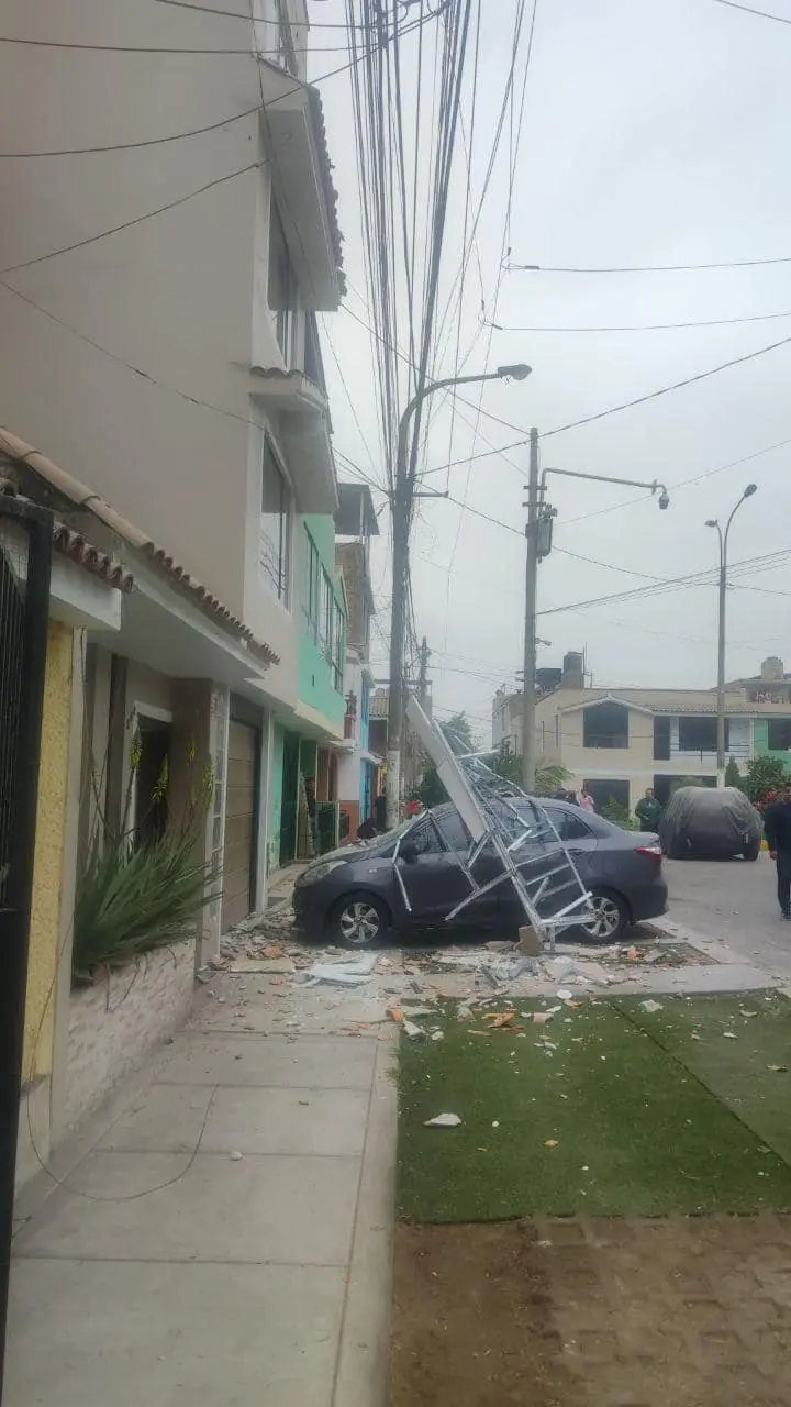 Hubo el deslizamientos de tierra y la caída de letreros sobre vehículos/RRSS