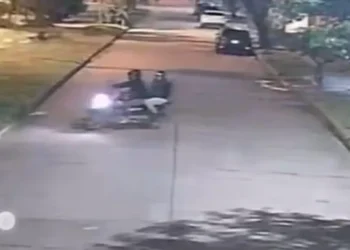Los delincuentes estaban en una moto/Captura de video