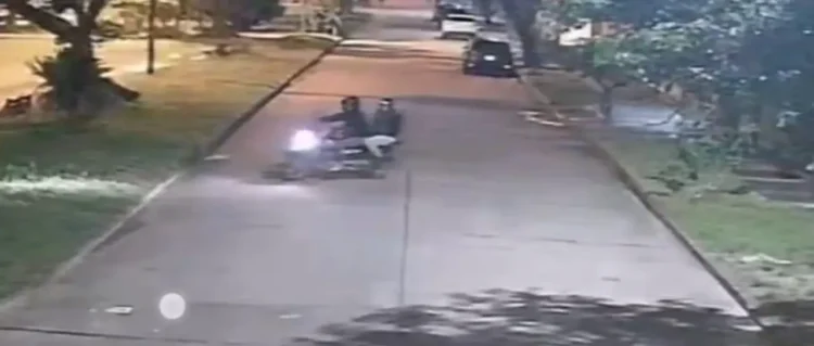 Los delincuentes estaban en una moto/Captura de video
