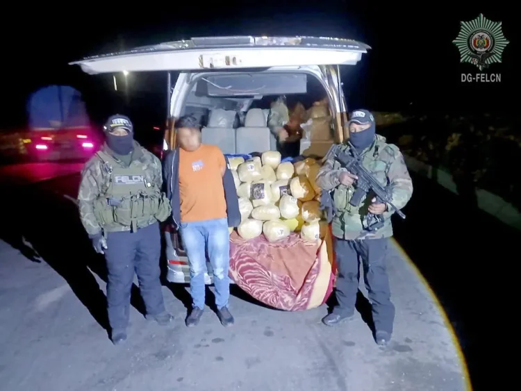 El aprehendido con los paquetes con marihuana/FELCN