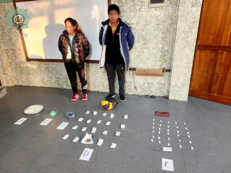 Los aprehendidos y la droga decomisada/FELCN