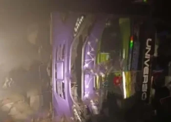 De esa forma quedó el bus luego de volcar. FOTO: RRSS