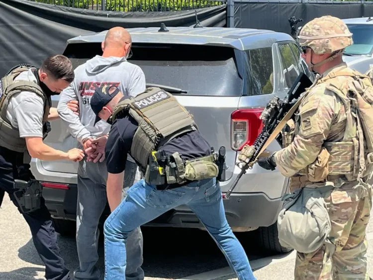Policías del ICE realizan redadas fuera de cortes migratorias/ ICE