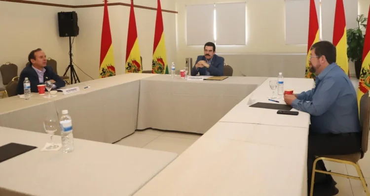 Manfred, Tuto y Samuel se reúnen para proponer acciones y evitar una convulsión social
