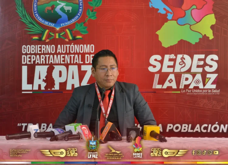 El director de Epidemiología del Sedes de La Paz, Javier Mamani, en conferencia de prensa. FOTO: Sedes
