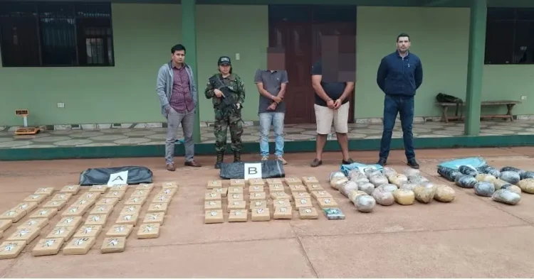 Los aprehendidos y la droga decomisada/FELCN