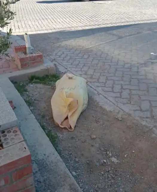 El cuerpo sin vida de una mujer fue hallado dentro de una bolsa en la zona Pacajes Caluyo, en El Alto. FOTO: RRSS