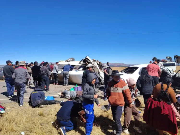 Accidente de tránsito en la vía Carabuco - La Paz dejó cinco fallecidos y 11 heridos. FOTO: Humberto Pacosillo