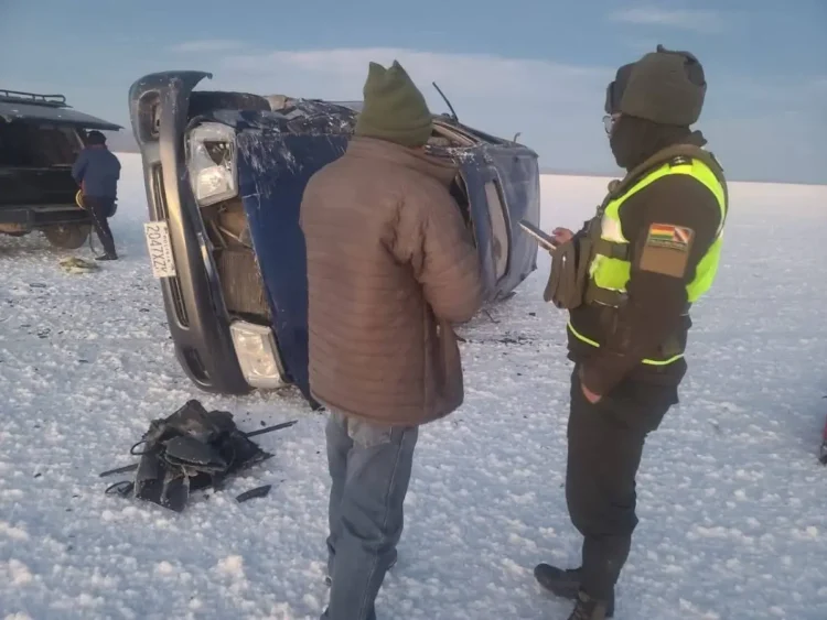 El vehículo quedó destruido/ CanalOnceUyuniTV