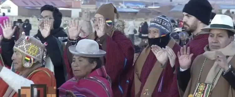 Autoridades recibieron los primeros rayos del sol en Tiwanaku. FOTO: Captura BTV