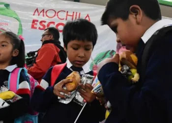 Estudiantes de colegios de Cochabamba reciben una sola ración del desayuno escolar. FOTO: RRSS